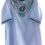 Blusa azul bordada ,diseño cuello y mangas en Marlu