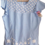 Blusa azul clara bordado blanco Bordados Gladys
