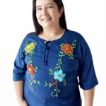 Blusa azul oscuro, bordada diseño floreado 130-O25