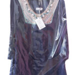 Blusa azul oscuro con diseño bordado en cuello y borde en Marlu