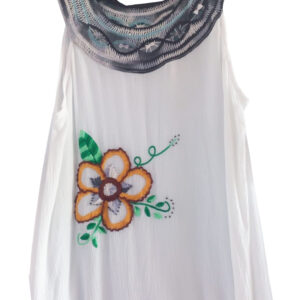 blusa blanca con bordado en cuello y floreado en parte inferior y sin mangas 115-O6