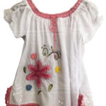 Blusa con borde rosa y flores 115-HA8