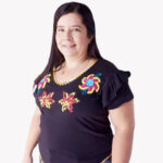 Blusa negra bordada en borde y diseño floreado 95-O30