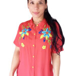 Blusa roja con diseño bordado floreado en parte superior - Bordados One