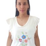 Blusa blanca con flores bordadas en Rousess