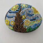 piedra arbol y flores