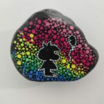Piedra decorada con Puntillismo Mafalda