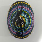 Piedra decorada con clave de sol para regalar a un musico - Puntillismo