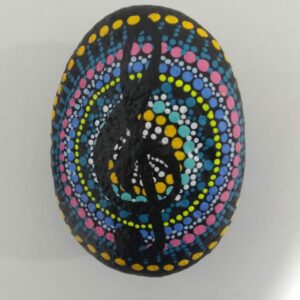 Piedra decorada con clave de sol para regalar a un musico - Puntillismo