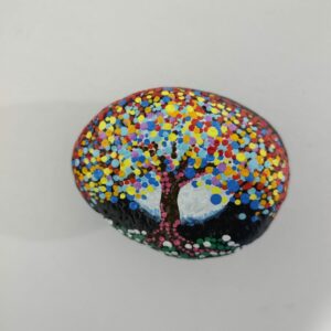 piedra decorada para regalar con árbol de colores