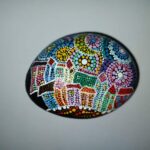 piedra-decorada-para-regalar-con-pueblo-de-colores