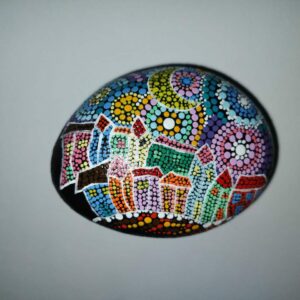 piedra-decorada-para-regalar-con-pueblo-de-colores