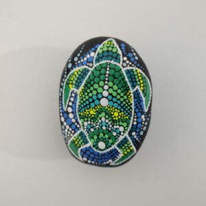 piedra decorada para regalar con tortuga