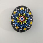 piedra flores de colores azul y amarillo