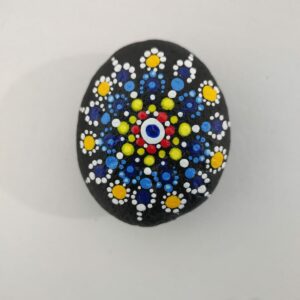 piedra flores de colores azul y amarillo