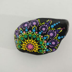piedra flores de colores