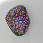 piedra mandala flores colores
