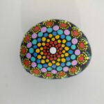 piedras flores amarillas y mandalas