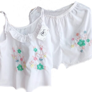 Pijama blanca con diseño floreado colorido - Bordados One