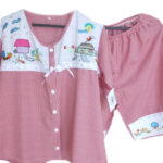 pijama roja cuadrada de dos piesas bordado en cuello y borde 120-O17