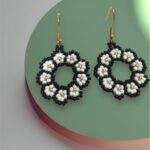 Aretes forma de flores blanco y negro hecho a mano 20 B (15)- Bisu Moda Creativa