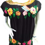 Blusa negra con diseño tejido en patecabra en cuello y diseño bordado en centro 160 CB(40)- Bordados CrisBran