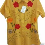 Camisa bordada mostaza con detalles florales Bordados La Gorda artesanal 130 LF (26)