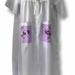 batola bordada blanca con lila, tiene bolsillos F64-90