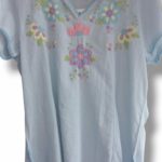 Blusa azul claro bordada , detalles florales F48 - 120