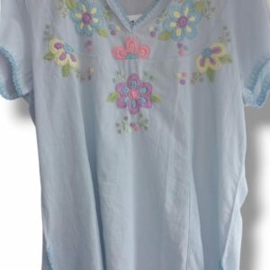 Blusa azul claro bordada , detalles florales F48 - 120