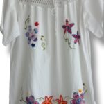 Blusa blanca bordada con detalles florales F28-120