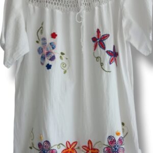 Blusa blanca bordada con detalles florales F28-120