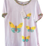 Blusa blanca con borde de manga y cuello bordado y mariposas 90-M13