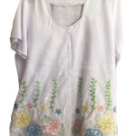 Blusa blanca con diseño floreado con tono claro 125-HA11
