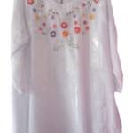 Blusa blanca con flores bordadas en parte superior 115-M3
