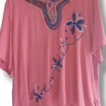 Blusa bordada con detalle bordado en el cuello F47-120