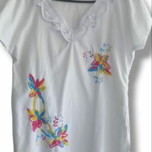 Blusa bordada con detalles en el cuello F42-90