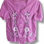 Blusa lila bordada con detalles florales F 36-100
