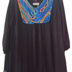 Blusa negra bordada con diseño en el cuello 135-M8