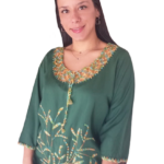 Blusa verde bordada con estilo floreado y borde en el cuello 140-M9