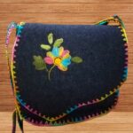 Bolso en jean, tejido en borde y diseño flor 60 F(32)- Artesanías Jumalu